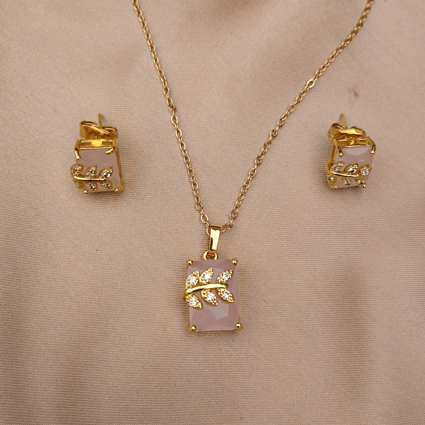 Queen Leaf Necklace Set Pink