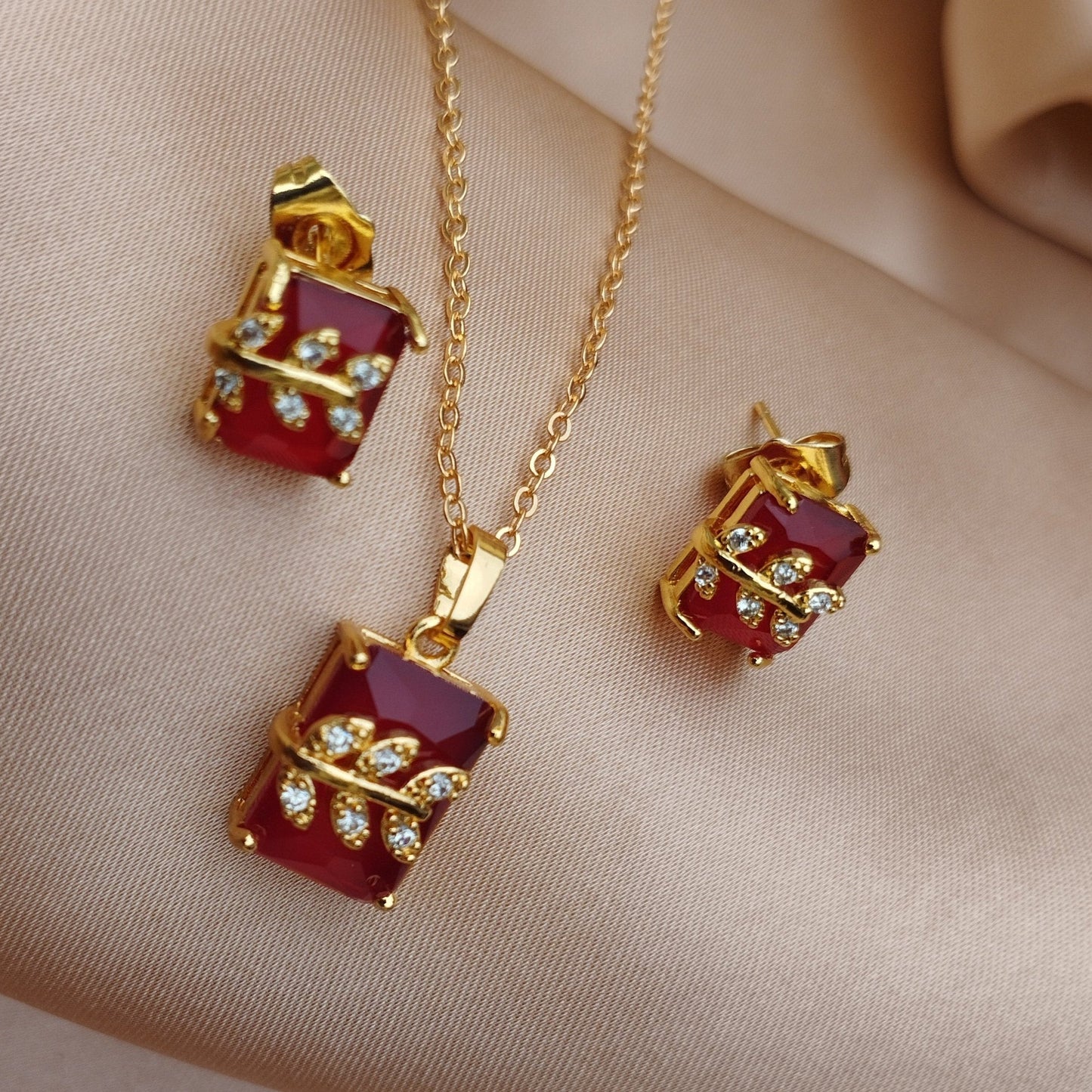 Queen Leaf Necklace Set Maroon