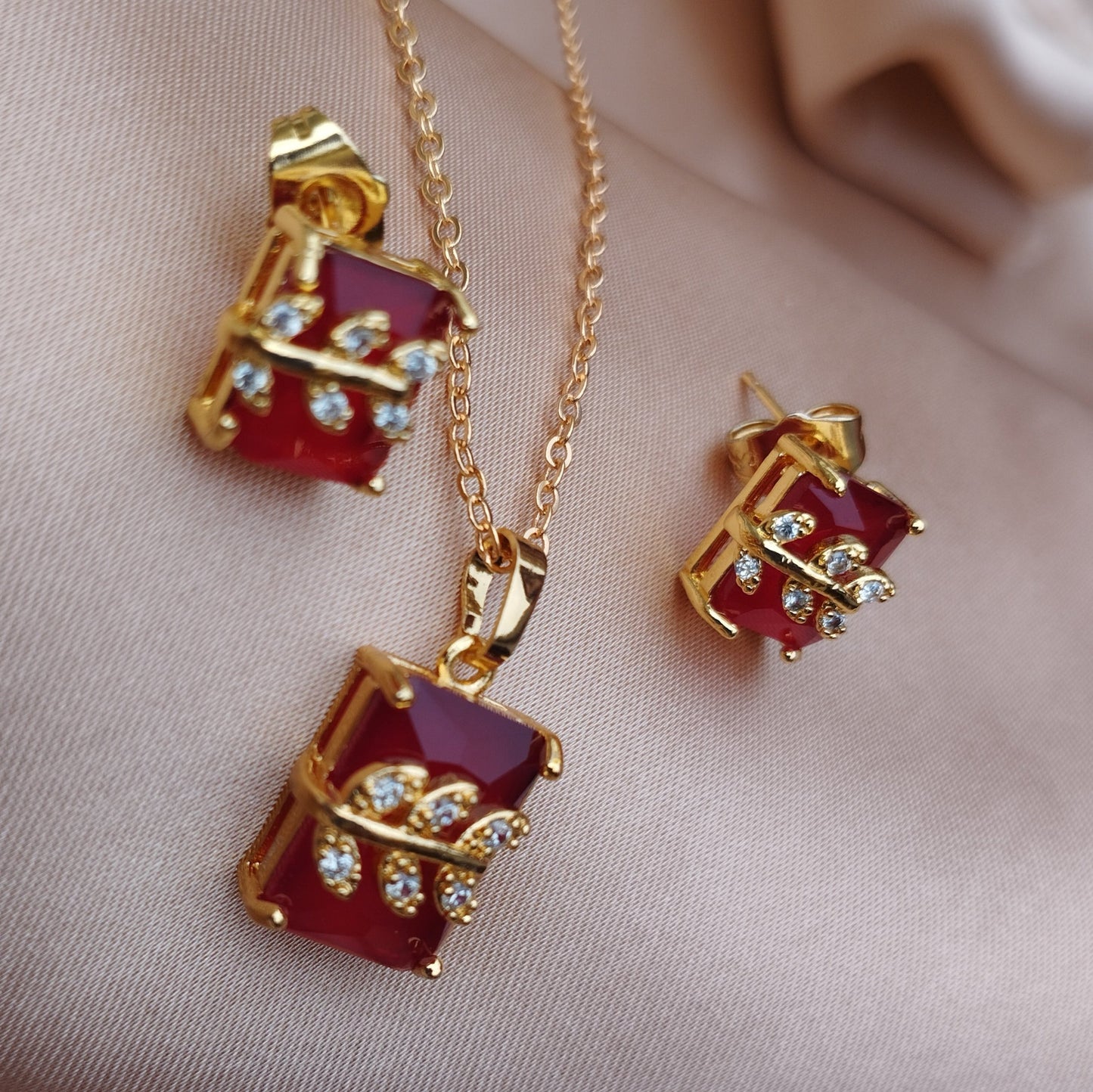 Queen Leaf Necklace Set Maroon