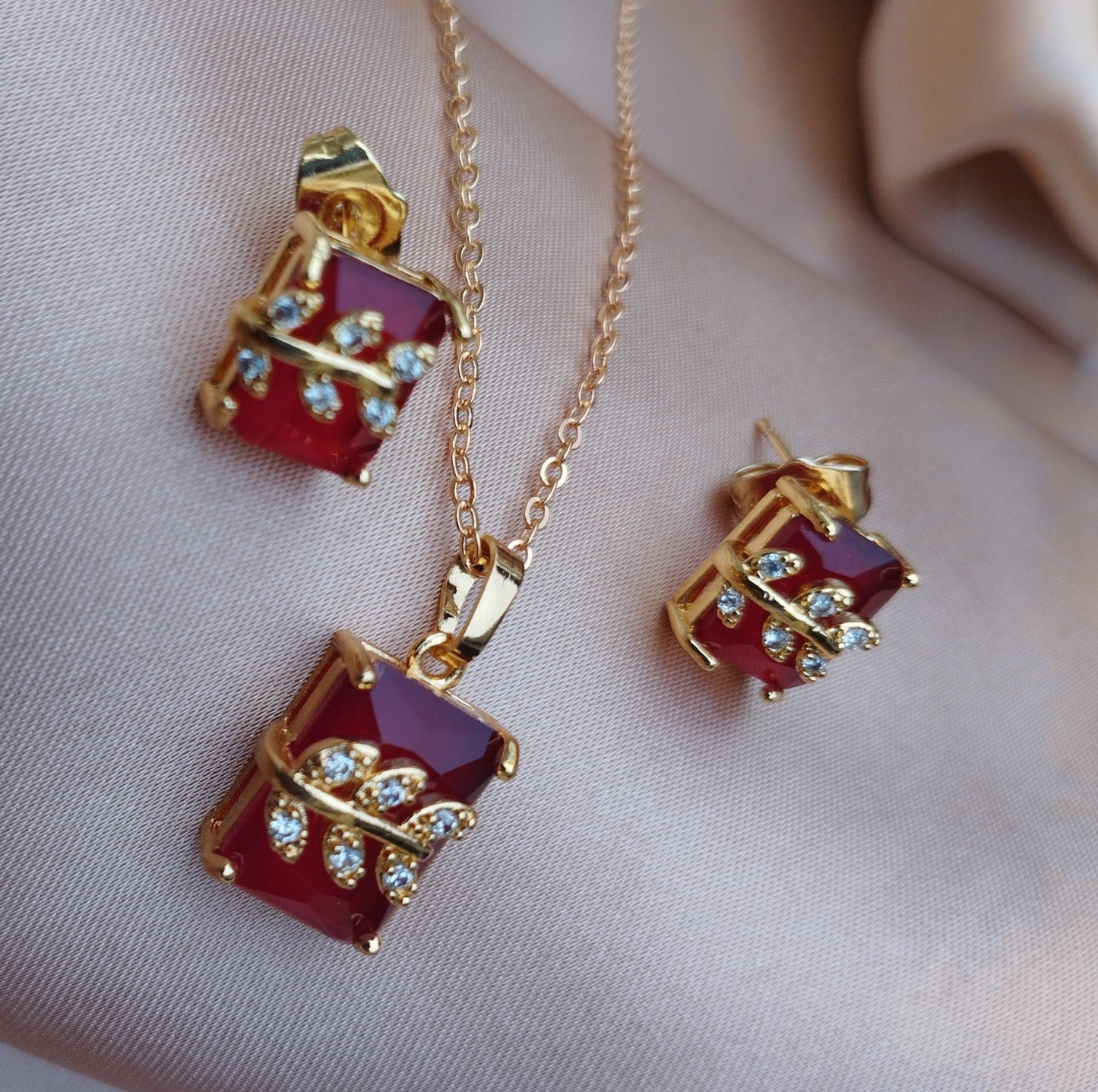 Queen Leaf Necklace Set Maroon